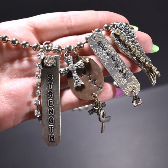 Handmade metal dangle charm necklace - Strength, believe, faith - Picture 4 of 11